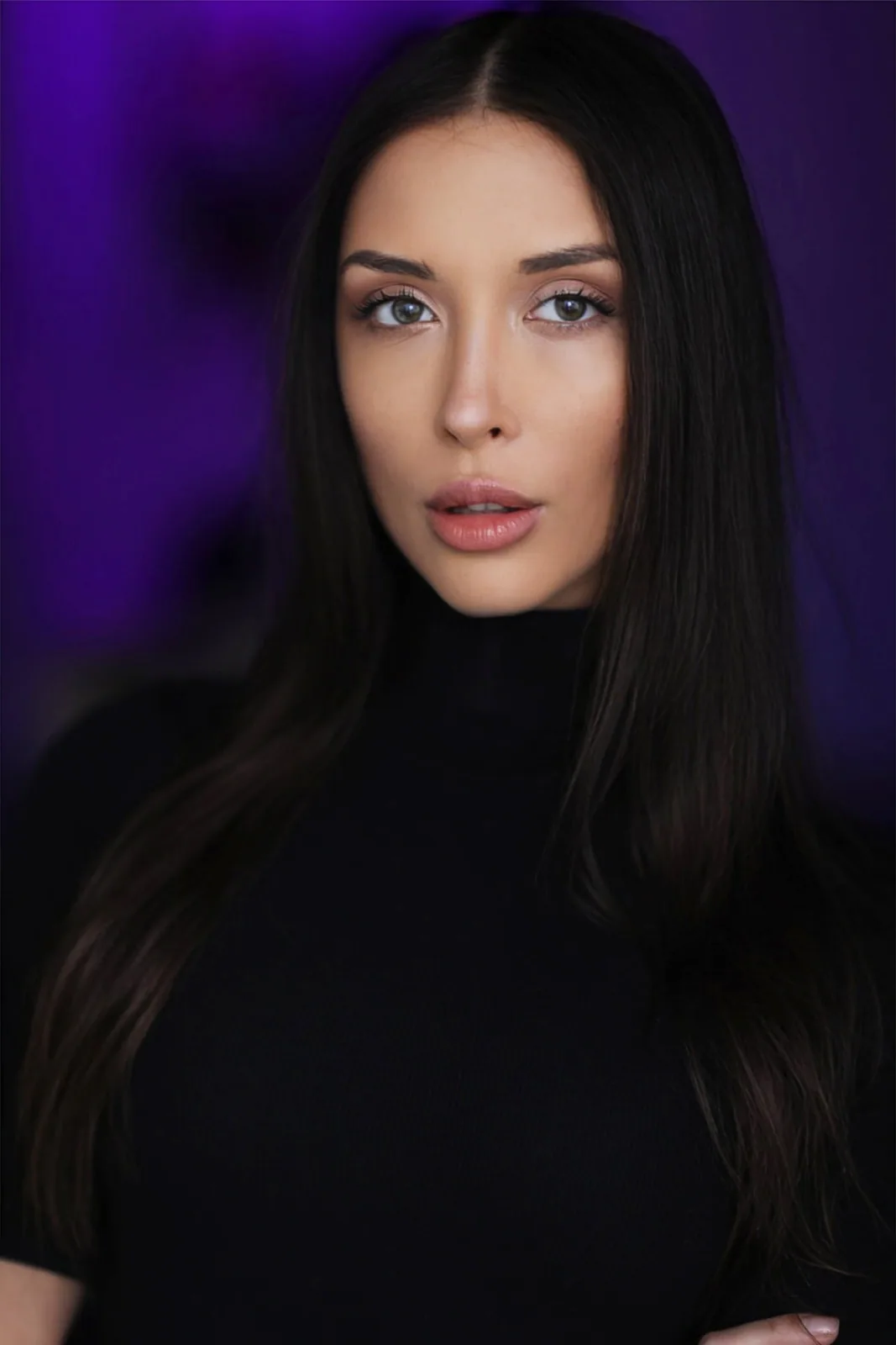 Julia Mindar, Los Angeles model - portrait & headshots portfolio